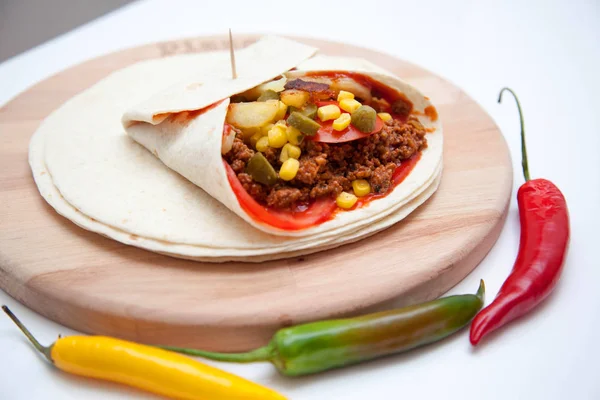 Tortilhas deliciosas na mesa da cozinha — Fotografia de Stock