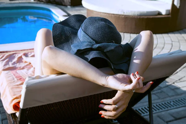 Verão dia estilo de vida mulher relaxar perto de piscina de luxo . — Fotografia de Stock