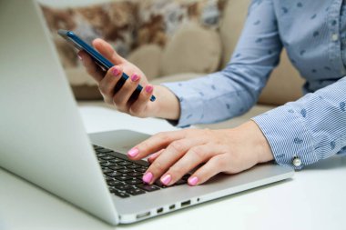 İçişleri Bakanlığı 'nda çalışan kadın.