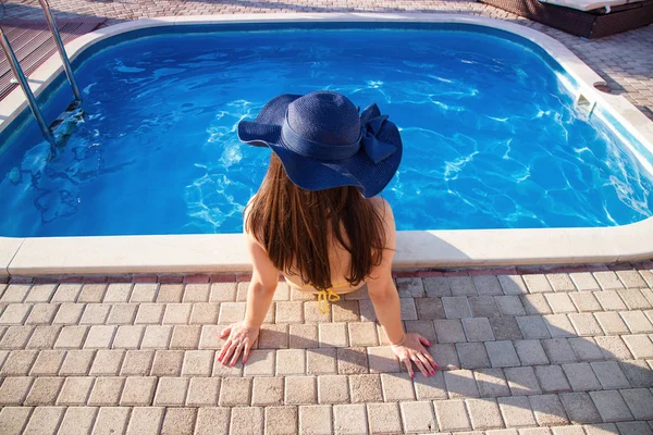 Mujer sombrero relajante en la piscina — Foto de Stock