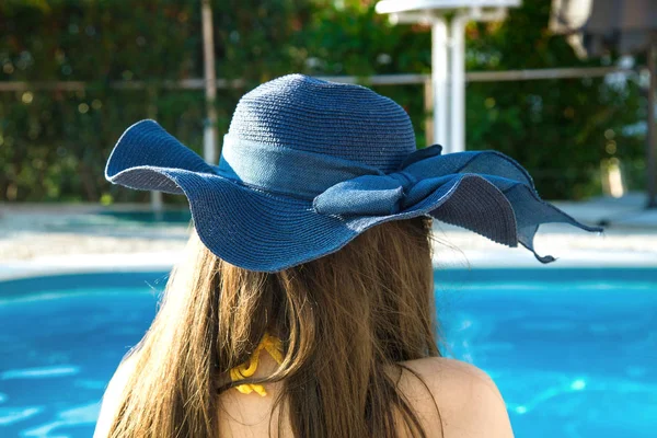 Mujer sombrero relajante en la piscina — Foto de Stock