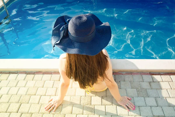 Mujer sombrero relajante en la piscina — Foto de Stock