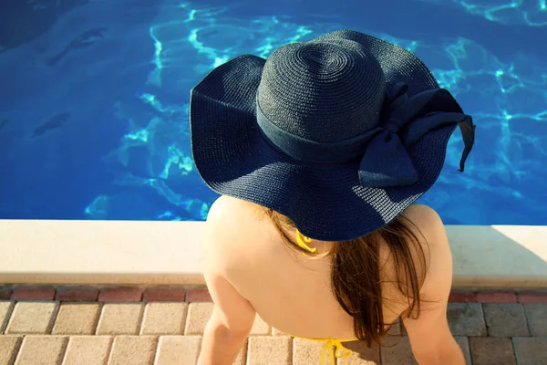 Nő ez kalap pihentető a medencében — Stock Fotó
