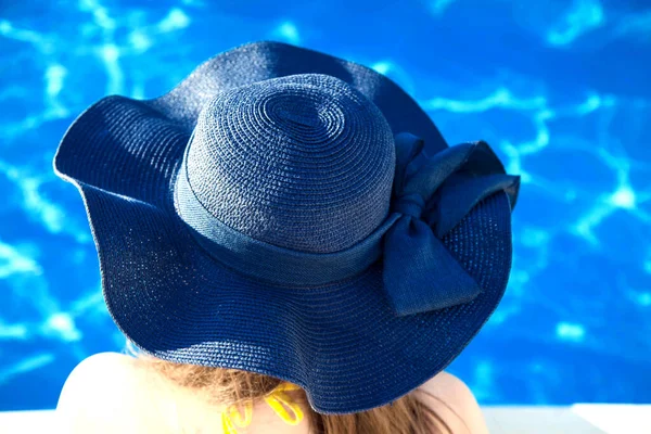 Mujer sombrero relajante en la piscina — Foto de Stock