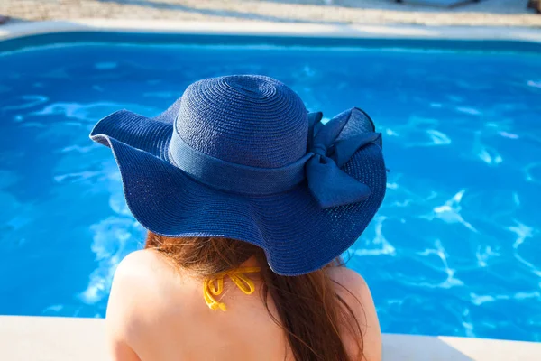 Mujer sombrero relajante en la piscina — Foto de Stock