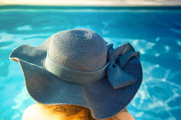 Mujer sombrero relajante en la piscina — Foto de Stock