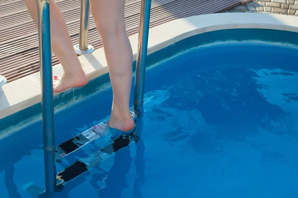 Estate giorno stile di vita donna relax vicino alla piscina di lusso . — Foto Stock