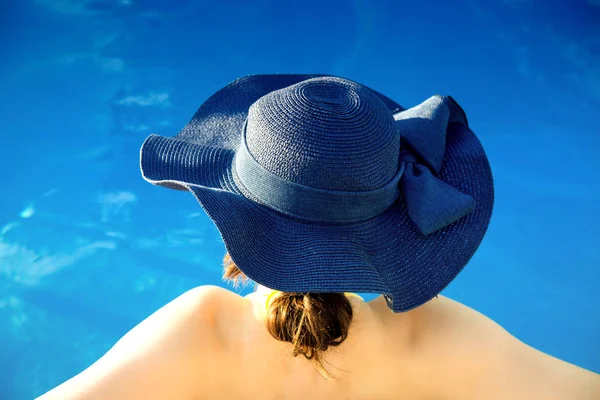 Día de verano estilo de vida mujer relajarse cerca de la piscina de lujo . — Foto de Stock