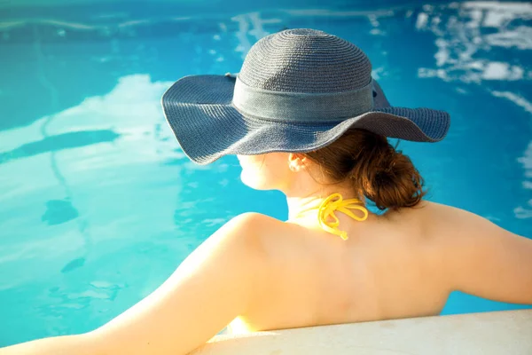 Día de verano estilo de vida mujer relajarse cerca de la piscina de lujo . — Foto de Stock