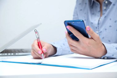 İçişleri Bakanlığı 'nda çalışan kadın.