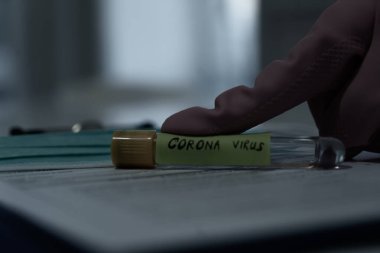 Koronavirüs karantinası kavramı. Mers-Cov. Roman Coronavirus (2019-ncov). Pozitif Coronavirus testi kan örneği. 2019 ncov salgını