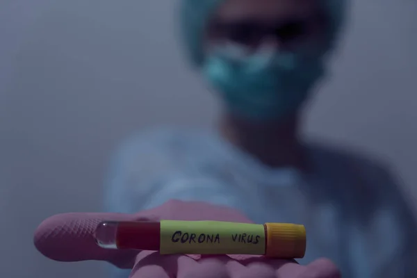 Doktor Kan Örneğini Elinde Tutuyor Coronavirus Covid Solunum Maskesi Takan — Stok fotoğraf