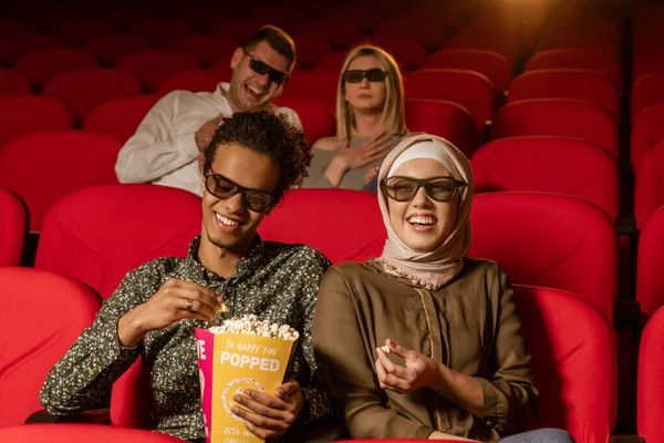 Africano Americano Muçulmano Homem Com Sua Esposa Sentado Cinema Assistindo — Fotografia de Stock