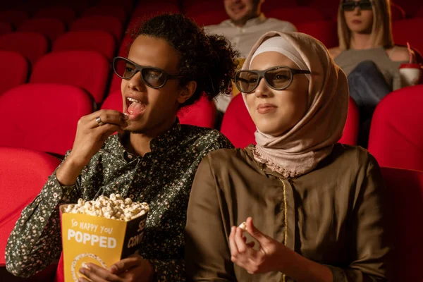 Afrikanisch Amerikanischer Muslimischer Mann Mit Seiner Frau Die Kino Sitzt — Stockfoto