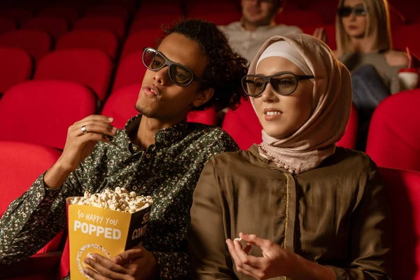 Afrikanisch Amerikanischer Muslimischer Mann Mit Seiner Frau Die Kino Sitzt — Stockfoto