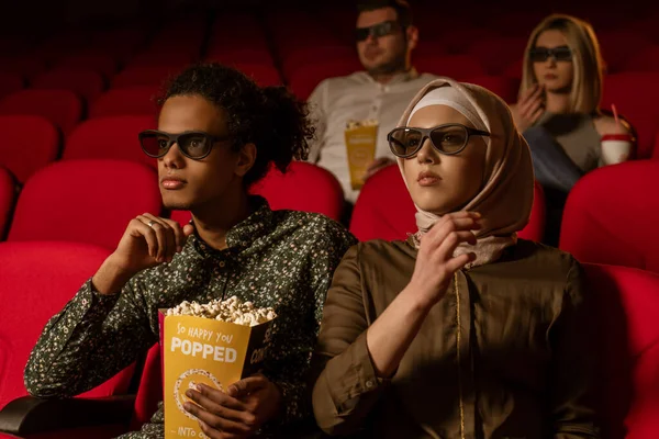 Afrykański Muzułmanin Żoną Siedzą Kinie Oglądają Film Jedzą Popcorn Uśmiechają — Zdjęcie stockowe