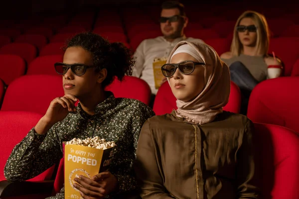 Afrikanisch Amerikanischer Muslimischer Mann Mit Seiner Frau Die Kino Sitzt — Stockfoto