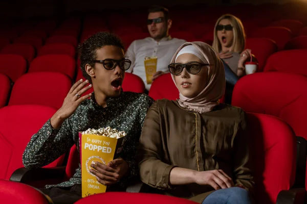Afrykański Muzułmanin Żoną Siedzą Kinie Oglądają Film Jedzą Popcorn Uśmiechają — Zdjęcie stockowe