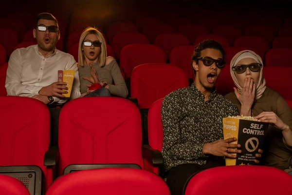 Obraz Śmiejących Się Przyjaciół Siedzących Kinie Oglądających Film Jedzących Popcorn — Zdjęcie stockowe