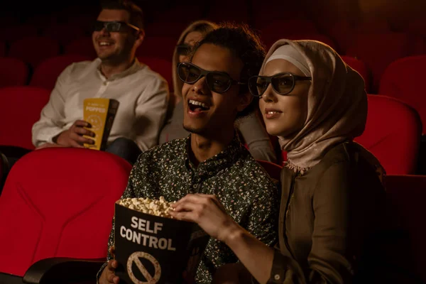 Hombre Musulmán Afroamericano Con Esposa Sentada Cine Viendo Películas Comiendo —  Fotos de Stock