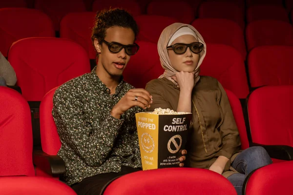 Africano Americano Muçulmano Homem Com Sua Esposa Sentado Cinema Assistindo — Fotografia de Stock