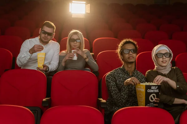 Imagem Amigos Rindo Sentados Cinema Assistir Filme Comer Pipocas Beber — Fotografia de Stock