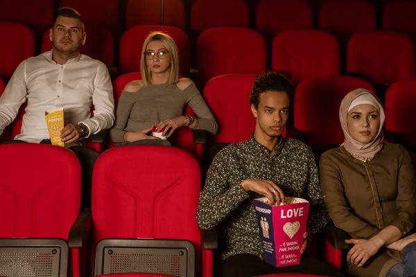 Bild Von Lachenden Freunden Die Kino Sitzen Und Popcorn Essen — Stockfoto