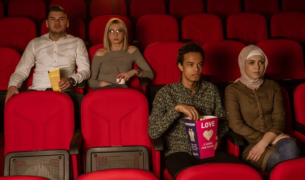 Bild Von Lachenden Freunden Die Kino Sitzen Und Popcorn Essen — Stockfoto