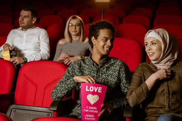 Afrikkalainen Amerikkalainen Muslimimies Vaimonsa Kanssa Istuu Elokuvateatterissa Katsoo Elokuvaa Syö — kuvapankkivalokuva