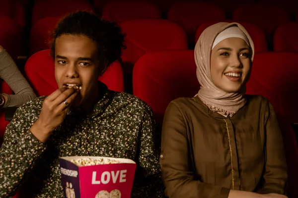 Afrikanisch Amerikanischer Muslimischer Mann Mit Seiner Frau Kino Sitzend Film — Stockfoto
