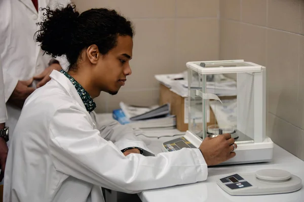 Studenten Der Multikulturellen Laboratoriumswissenschaften Arbeiten Labor Mit Reagenzglas — Stockfoto