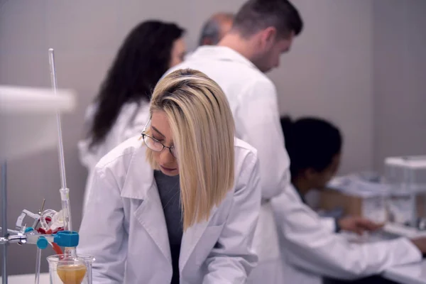 Estudantes Laboratório Multicultural Que Trabalham Laboratório Com Tubo Ensaio — Fotografia de Stock