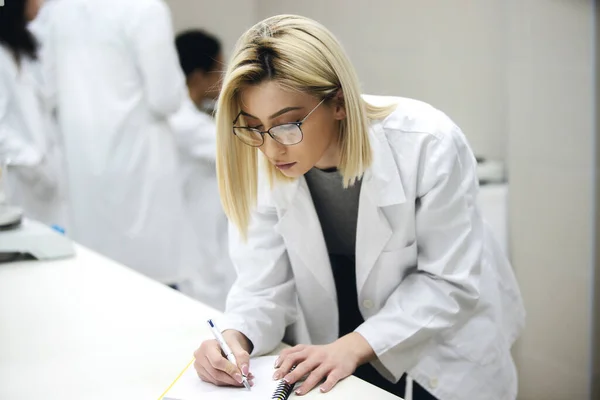 Multicurtural Laboratorium Forskare Studenter Som Arbetar Lab Med Provrör — Stockfoto