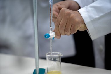 Laboratuvarda deney tüpüyle çalışan çok kültürlü bilim adamları.