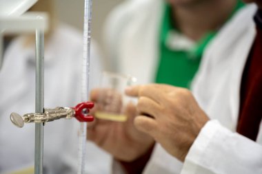 Laboratuvarda deney tüpüyle çalışan çok kültürlü bilim adamları.