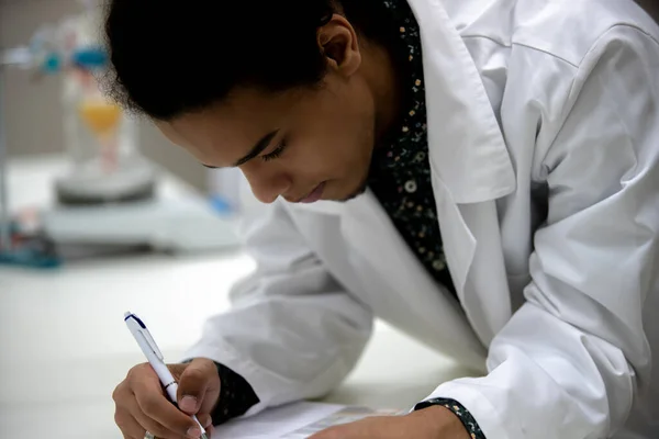 Multicurtural Laboratorium Forskare Studenter Som Arbetar Lab Med Provrör — Stockfoto