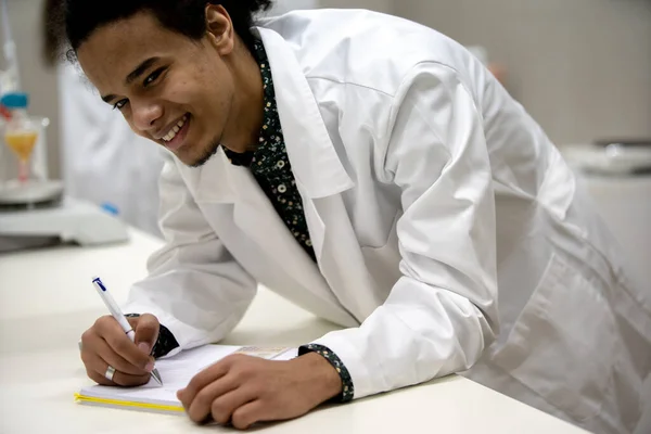 Multicurtural Laboratorium Forskare Studenter Som Arbetar Lab Med Provrör — Stockfoto