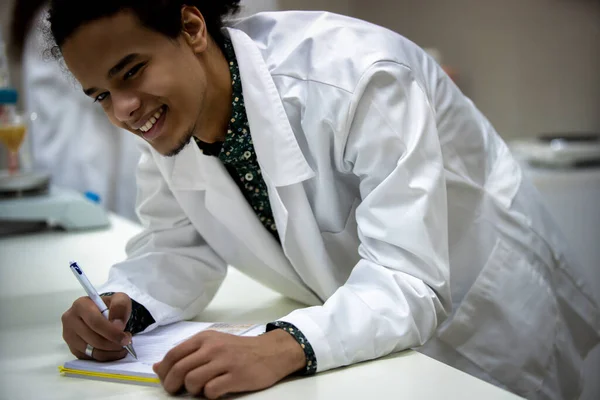 Multicurtural Laboratorní Vědec Studenti Pracující Laboratoři Zkumavkou — Stock fotografie