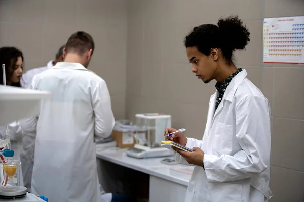 Estudantes Laboratório Multicultural Que Trabalham Laboratório Com Tubo Ensaio — Fotografia de Stock