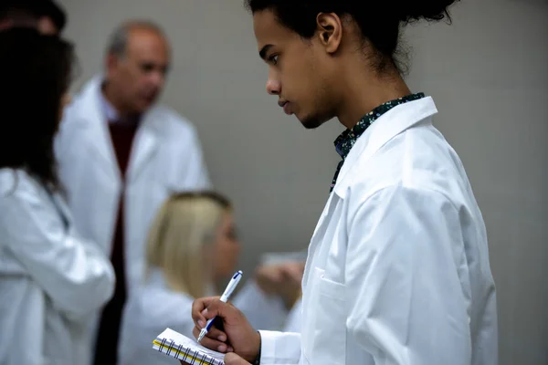 Multicurtural Laboratorium Forskare Studenter Som Arbetar Lab Med Provrör — Stockfoto