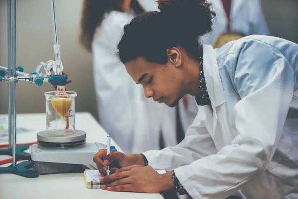 Estudantes Laboratório Multicultural Que Trabalham Laboratório Com Tubo Ensaio — Fotografia de Stock