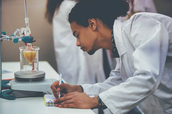 Estudantes Laboratório Multicultural Que Trabalham Laboratório Com Tubo Ensaio — Fotografia de Stock