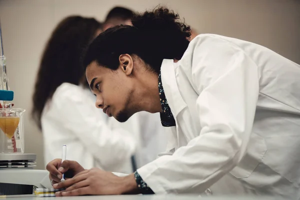 Estudantes Laboratório Multicultural Que Trabalham Laboratório Com Tubo Ensaio — Fotografia de Stock