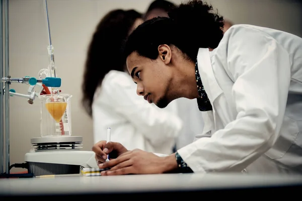 Estudiantes Multicurturales Científicos Laboratorio Que Trabajan Laboratorio Con Probeta — Foto de Stock