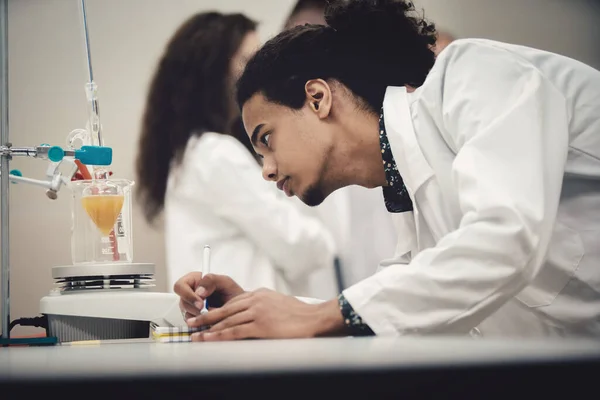 Διδακτορικοί Φοιτητές Εργαστηριακών Επιστημών Που Εργάζονται Στο Εργαστήριο Δοκιμαστικό Σωλήνα — Φωτογραφία Αρχείου