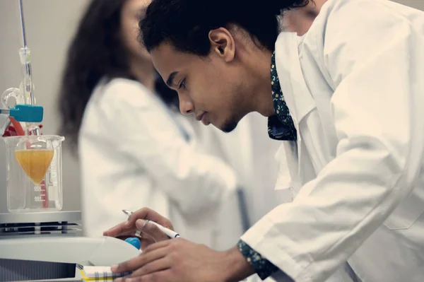 Estudiantes Multicurturales Científicos Laboratorio Que Trabajan Laboratorio Con Probeta —  Fotos de Stock