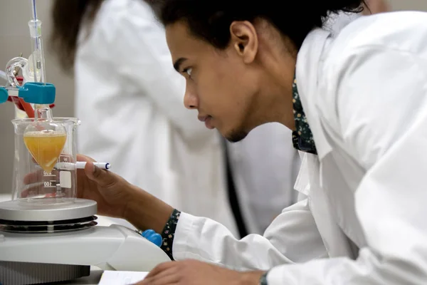 Multicurtural Laboratorium Forskare Studenter Som Arbetar Lab Med Provrör — Stockfoto