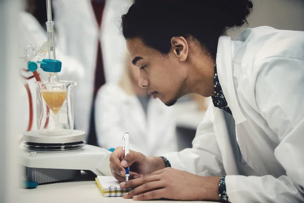 Estudantes Laboratório Multicultural Que Trabalham Laboratório Com Tubo Ensaio — Fotografia de Stock