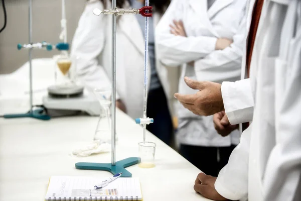 Estudantes Laboratório Multicultural Que Trabalham Laboratório Com Tubo Ensaio — Fotografia de Stock