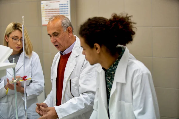 Estudantes Laboratório Multicultural Que Trabalham Laboratório Com Tubo Ensaio — Fotografia de Stock